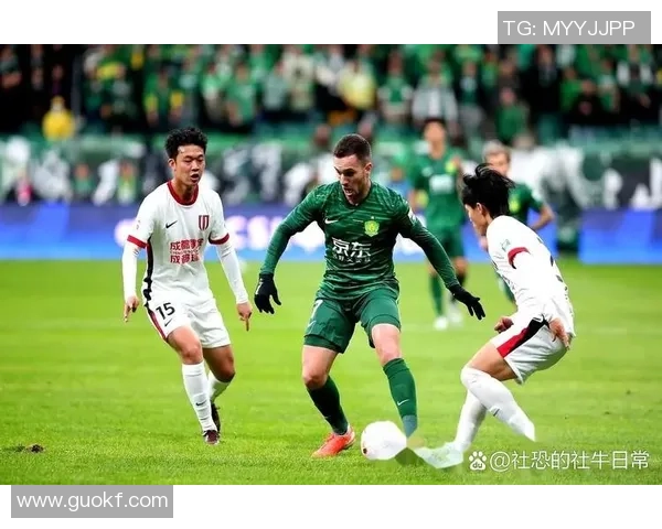 足球明星抵达新城市瞬间下飞机照片引发球迷热议与期待